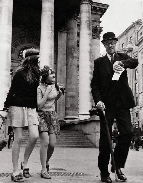 People On The Street, London Stock Exchange, Swinging London, Westminster Bridge, Martin Parr, London Look, Lynda Carter, Swinging Sixties, Film Set