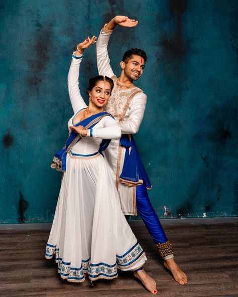 Kathak Poses For Photoshoot, Raasleela Painting, Kathak Photoshoot, Kathak Poses, Kathak Dress, Couple Dance Poses, Kathak Costume, Two People Dancing, Dance Shoot