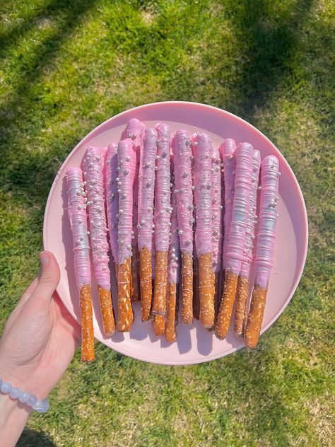 Pink And Purple Food Ideas, Birthday Snacks For Kids, Purple Party Foods, Space Party Food, Purple Chocolate, Party Food Bar, Purple Birthday Party, Birthday Snacks, Purple Food