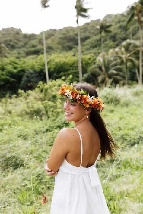 Hawaiian Pictures Ideas, Lei Photoshoot, Hawaii Inspired Pictures, Birthday In Hawaii, Tropical Senior Pictures, Senior Photo Makeup, Hawaii Graduation, Hawaiian Senior Pictures, Senior Picture Ideas Hawaii