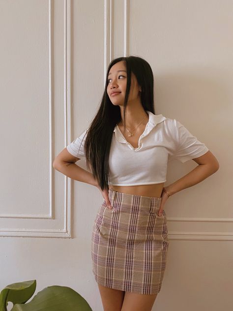 DIY old shirt into a crop top Short Skirt And Crop Top, Pencil Skirt And Top, Hang Nguyen, Photo Styles, Skirt And Crop Top, Streamer Dr, Outfits For Girls, Portrait Photography Women, Girls Crop Tops