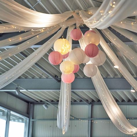 Balloon Ceiling Decor, Diy Ceiling Decorations, Ceiling Decor Ideas, Party Ceiling Decorations, Hang From Ceiling Decor, Ceiling Balloons, Canopy Diy, Wedding Ceiling Decorations, Night To Shine