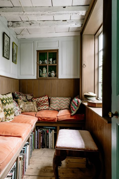 Reading Nook Bench, Living Room Colour Design, Cozy Reading Room, Nook Bench, Wood Worktop, Walnut Kitchen, Kitchen Nook, Cozy Space, Town And Country