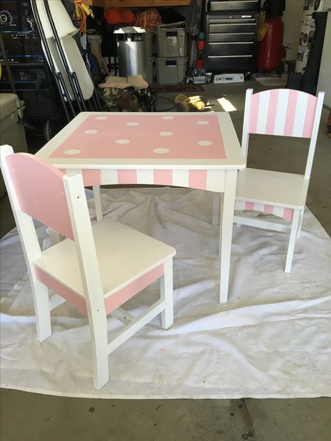 Old toddler/kids table and chairs- pink and white diy painted stripes and polka dots. :) Diy Kids Table And Chairs, Paint Kids Table, Diy Kids Chair, Repurposed Table, Antique School Desk, Painting Kids Furniture, Diy Kids Table, Diy Kids Furniture, Painting Kids