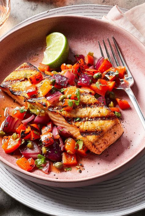 Mediterranean Diet Dinner Recipes, Mediterranean Diet Dinner, Red Pepper Relish, Broiled Salmon Recipes, Grilled Bell Peppers, Relish Recipe, Pepper Relish, Diet Dinner, Diet Dinner Recipes