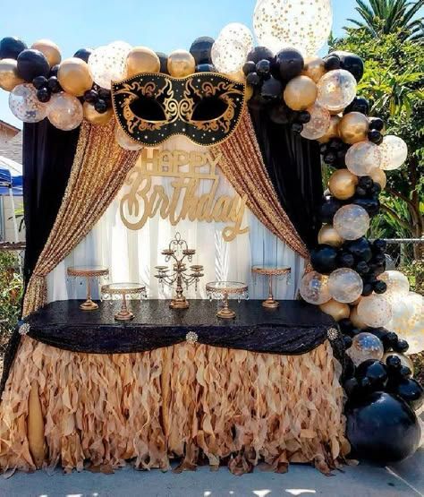 Ball Centerpiece Ideas, Mascarade Party Decorations, Great Gatsby Centerpieces, Gatsby Centerpieces, 20s Decor, Diy Masquerade, Masquerade Centerpieces, Mascarade Party, Mardi Gras Decorations