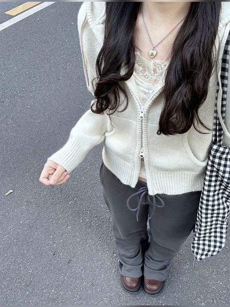 Xiaohongshu Brandy Melville, Yoga Pants And Hoodie Outfits, Shoujo Outfits Pants, Shojo Girl Style, Brandy Zip Up Hoodie Outfit, Feminine Outfits Pants, Feminine Pants Outfit, Brandy Melville Hoodie Outfit, Zipped Hoodie Outfit