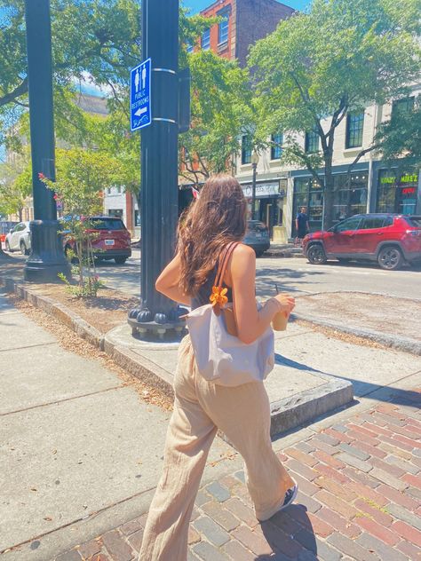 Candit Pics, Walking Instagram Pictures, Walking Pose Aesthetic, Walking Pictures Aesthetic, City Aesthetic Pictures Poses, Candid Outfit Pictures, Walking Pose Photography, Insta Photo Ideas Downtown, Candid Pics Aesthetic