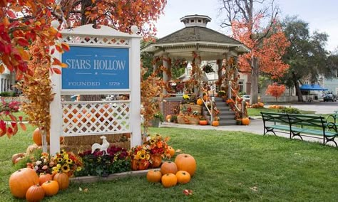 Stars Hollow, the fictional Connecticut town that is the setting for Gilmore Girls. Gilmore Girls Autumn, Gilmore Girls Fall, Girls Tv Series, Gilmore Girls Aesthetic, Studera Motivation, Kaptan Jack Sparrow, Gilmore Girls Seasons, Cozy Sweaters Autumn, Gilmore Girl