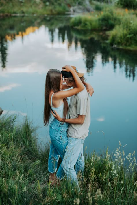 Lakehouse Photoshoot, River Engagement Photoshoot, Creek Engagement Pictures, River Photoshoot Ideas Couple Photos, Pond Photoshoot, Engagement Photos Farm, Couple Water Photoshoot, Couple Lake Pictures, Dock Photoshoot