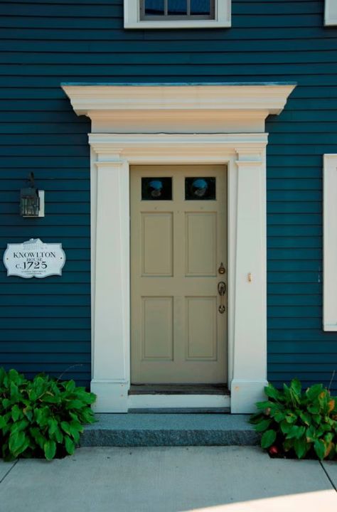 11 Best Front Door Trim Ideas for a More Attractive Facade – AprylAnn Front Door Trim Ideas, Door Trim Ideas, Country Farmhouse Exterior, Front Door Molding, Wide Front Doors, Exterior Door Trim, Traditional Entry, Arched Front Door, House Traditional