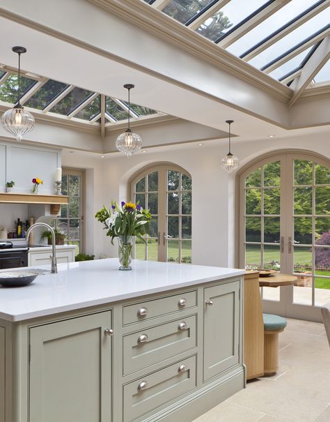 Kitchen Orangery, Cheerful Kitchen, Country Cottage Kitchen, Times Of The Day, Transitional Decor Kitchen, Casa Vintage, Luxury Kitchen Design, Kitchen Inspiration Design, Dream House Interior