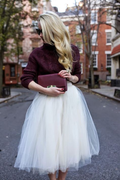 How to Style a Chunky Knit Sweater - deep wine colored sweater + matching clutch worn with an midi length tutu skirt | StyleCaster 100 Winter Outfits, Tutu En Tulle, Tulle Skirts Outfit, White Tulle Skirt, Gonna In Tulle, Ballerina Style, Tulle Midi Skirt, Moda Chic, Have Inspiration