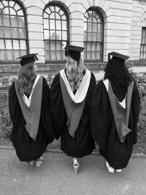 3 best friends graduation from university Group Of 3 Graduation Pictures, Uni Graduation Aesthetic, 3best Friends, Graduation With Friends, Uk Graduation, Graduation Vibes, Best Friends Graduation, Graduation Friends, University Friends