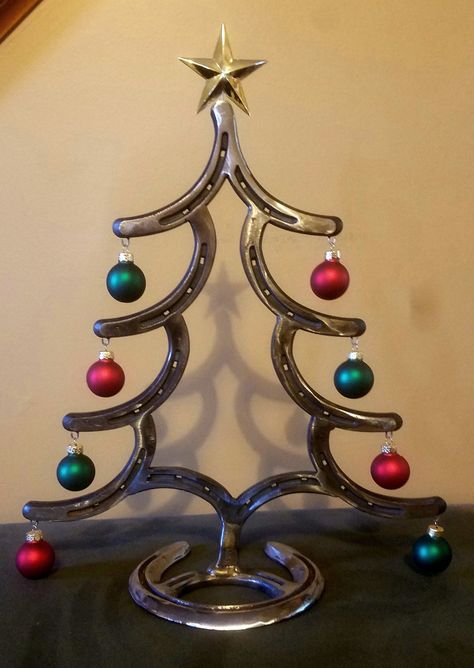 Welded Christmas Ideas, Christmas Welding Projects Gift Ideas, Christmas Welding Art, Christmas Welding Projects, Horse Shoe Christmas, Horseshoe Christmas Tree, Horseshoe Christmas, Diy Welding Projects, Welding Projects Ideas