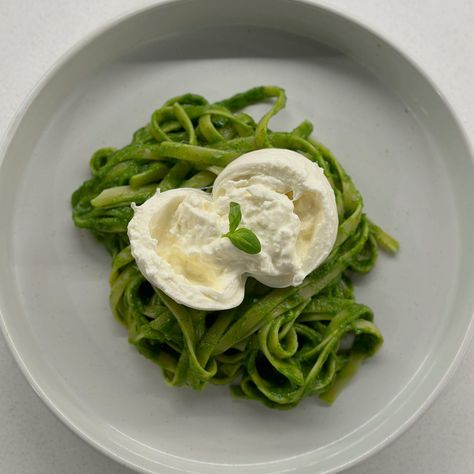 Avocado & Spinach "Green" Pasta Burrata Pasta, Green Pasta, Water Spinach, Fettuccine Pasta, Green Sauce, No Cooking, Food Processor, Fresh Green, Pasta Sauce