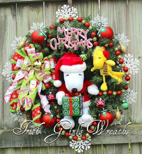 Charlie Brown Christmas Decorations, Snoopy Christmas Decorations, Santa Snoopy, Snoopy Christmas Tree, Charlie Brown Christmas Tree, Hello Kitty Imagenes, Merry Christmas Wreath, Christmas Tree Decorating Themes, Brown Christmas