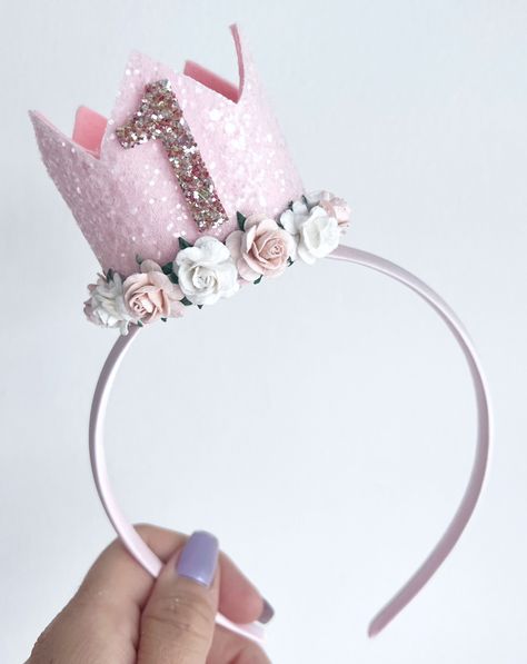 Diy First Birthday Crown, Diy Birthday Crown For Girl, 1st Birthday Gift Ideas, Crown Birthday Party, Baby 1st Birthday Gift, Baby Birthday Crown, Birthday Crowns, Baby Birthday Photoshoot, First Birthday Crown