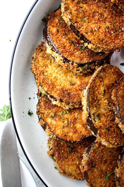 These crispy, oven-baked eggplant rounds are tossed in flour, dipped in an egg wash, and coated in a mixture of panko, parmesan, and parsley, then baked until golden and crispy. Add a sprinkle of fresh lemon, your favorite marinara sauce, and you've got a delicious meatless main or cocktail party appetizer. Recipe at mondaysundaykitchen.com #mondaysundaykitchen #ovenbakedeggplant #crispyeggplant #eggplantrecipes #eggplantappetizers #eggplantrounds #eggplantsteaks #panko #crispyovenbakedeggplant Oven Baked Eggplant, Baked Eggplant Recipes, Egg Plants, Baked Eggplant Slices, Veggie Dinners, Comfy Food, Crispy Eggplant, Eggplant Recipes Easy, Eggplant Recipe