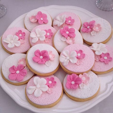 Shabby Chic Vintage Bridal Shower | CatchMyParty.com Pink Couture, Wedding Shower Party, Cookies Decoradas, Vintage Bridal Shower, Fondant Cookies, Shower Party Ideas, Pretty Cookies, Fancy Cookies, Creative Cookies