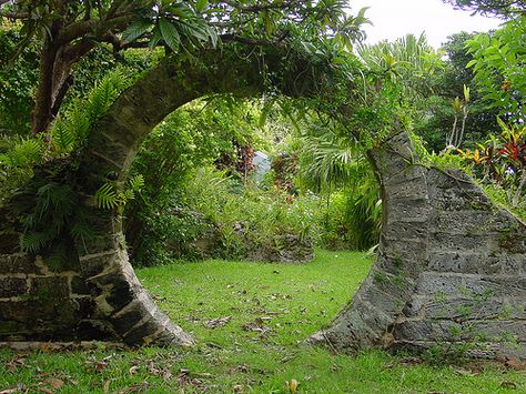 Circular garden gate by KarlGercens.com, via Flickr. Oh to have the skills to build something like this. Circular Garden, Truck Garden, Diy Garden Landscaping, Koti Diy, Moon Gate, Alpine Plants, Garden Entrance, Stone Arch, Garden Types