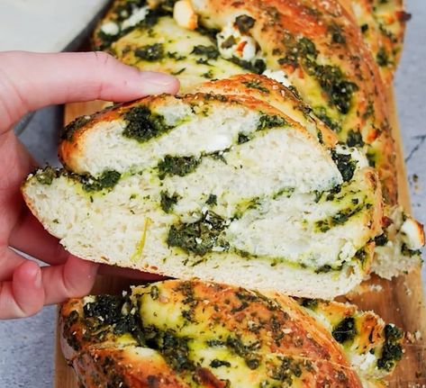 Spinach feta bread: quick, fluffy and super yummy! Feta Bread, Recipe For Spinach, Spinach Cake, Spinach Bread, Bread Quick, Vegetarian Main Course, Omelets Recipe, Active Dry Yeast, How To Store Bread