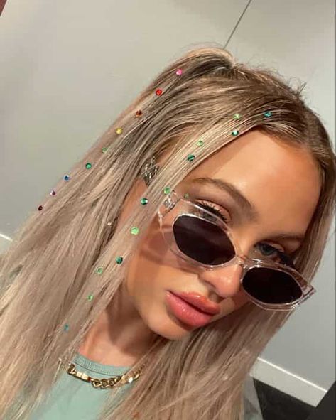 Hair Styles With Gems, Coachella Braids, Coachella Hairstyles, Space Bun Hairstyles, Boxer Braids Hairstyles, Rave Braids, Space Bun, Coachella Hair, Gemstone Hair