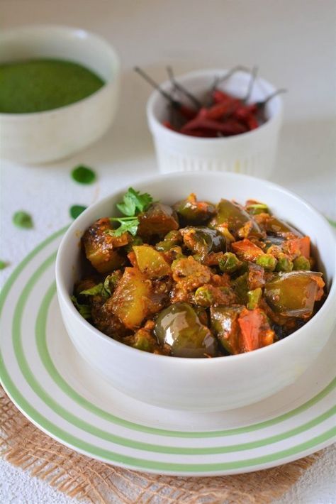 Mooli Baigan ki Sabzi » Maayeka Gobhi Recipe, No Onion No Garlic Recipes, No Garlic Recipes, Veg Side Dishes, Cauliflower Stir Fry, Regional Recipes, Indian Vegetarian Dishes, Vegetarian Treats, Vegetarian Pasta Dishes