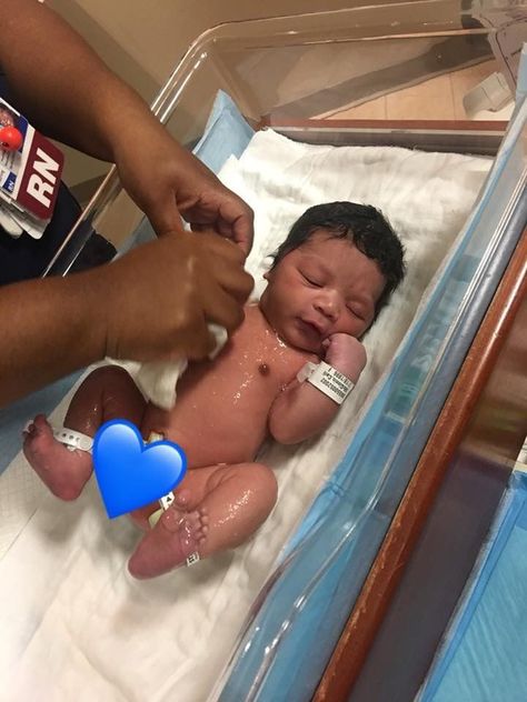 Newborn Black Babies, Pregnancy Videos, Cute Pregnancy Pictures, Mommy And Baby Pictures, Black Baby Boys, Mommy Moments, Cute Mixed Babies, Newborn Mom