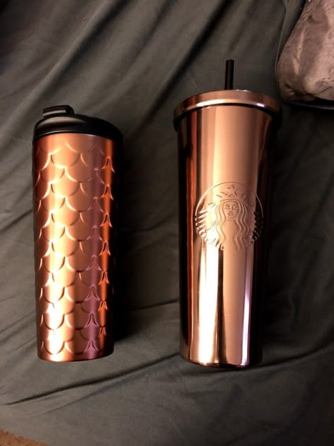 Rose Gold Starbucks cups. In love. Holiday2017 collection Starbucks Sipper, Starbucks Cups Collection, Starbucks Tumbler Collection, Rose Gold Water Bottle, Copo Starbucks, Sipper Bottle, Cups Starbucks, Starbucks Bottles, Starbucks Cup Design