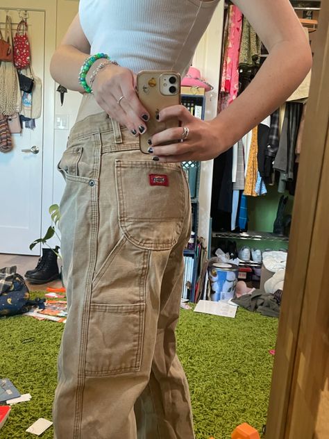 Tan Cargo Pants Outfit Grunge, Cream Dickies Outfit, Dickies Cargo Shorts Outfit, Cargo Dickies Outfits, Tan Dickies Outfit, Khaki Dickies Outfit, Khaki Cargo Jeans, Dickies Jeans Outfit, Beige Dickies Outfit