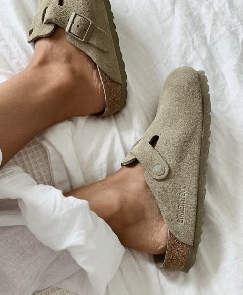 Shoes For Women Outfits, Women Outfits Aesthetic, Birkenstock Clogs Outfit Fall, Women Classy Outfits, Back To School Outfits Summer, School Outfits Summer, Birkenstock Clogs Outfit, Boston Birkenstock, Birkenstock Boston Outfit