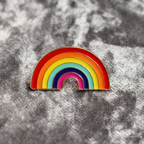 Pin Rainbow 🌈  https://amandola.minestore.com.br/ #arcoiris #rainbow #amandolá #pin #pinmania Rainbow Pin, Enamel Pins, Rainbow, Collage, Halloween, Pins