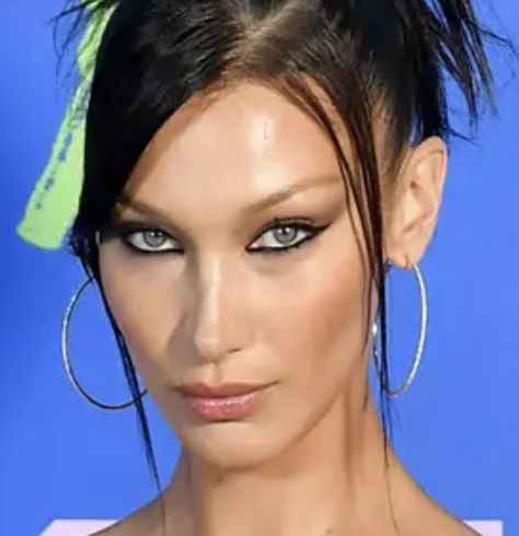 Bella hadid, intense black eyeliner kajol smokey eye look How does she create such a cleane line??? + her eyebags r showing but she still looks killer + cheekbones Intense Smokey Eye, Bella Hadid Black Hair, Bella Hadid Eyes, 90s Smokey Eye, Makeup Black Liner, Black Eyeliner Looks, Innocent Makeup, 1990s Makeup, Alien Beauty