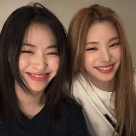 ryujin yeji ryeji itzy icon pfp Yeji And Ryujin Itzy, Yeji And Ryujin, Best Profile Pictures, Lisa Bp, Silly Girls, Best Sister, My Beautiful Daughter, I Love You Forever, Icon Pfp