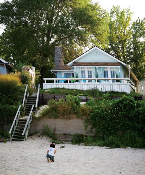 Ooit een heerlijk huisje aan het strand. Met een veranda. Mijn "genietplek" waar ik kan ontspannen, schrijven en creeren. Maar ook een plek waar familie, vrienden en bekenden samen kunnen komen, tot rust kunnen komen. Eten, drinken en verhalen kunnen delen. Waar we genieten van de rust, elkaar en veel lachen. Een plek waar je heerlijk kunt opladen! Best California Beaches, Boho Beach House, California Beach House, Plans Architecture, House Of Turquoise, Dream Beach Houses, Beach Shack, Beach House Style, Beach Cottage Decor