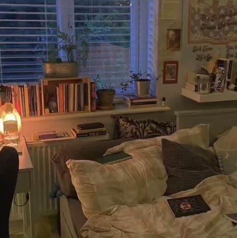 Rory Gilmore Bedroom Aesthetic, Downtown Girl Bedroom, Downtown Bedroom, Downtown Girl Room, Casa Vintage, Room Deco, Redecorate Bedroom, Pretty Room, Dreamy Room