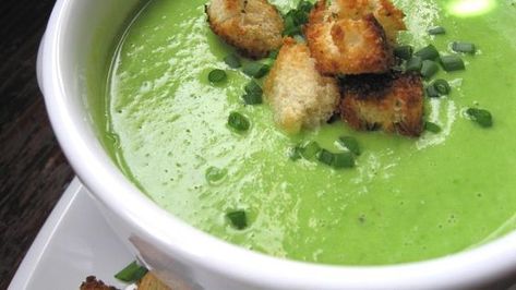 Barefoot Contessas Fresh Pea Soup Recipe - Genius Kitchen Fresh Pea Soup Recipe, Spring Soup, Spring Soups, Creamy Asparagus, Creamed Leeks, Meals Ideas, Green Soup, Asparagus Soup, Croutons Homemade