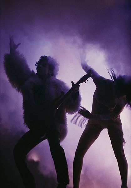 This great shot of Prince and Cat was taken by photographer Joel Bernstein at the Bercy in Paris. Morrison Hotel, Prince Musician, The Artist Prince, Rip Prince, Paisley Park, Roger Nelson, Prince Rogers Nelson, Purple Reign, Foto Art