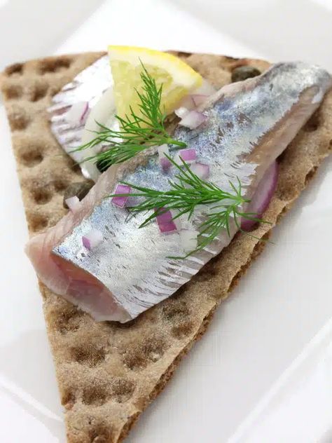 How to eat pickled herring - Scandicuisine Pickled Herring, Cold Appetizer, Swedish Cuisine, Crisp Bread, Canned Fish, Appetizers For A Crowd, Cold Appetizers, Hot Dishes, Swedish Recipes