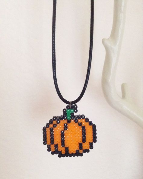 Perler Bead Pumpkin Earrings, Jackolantern Perler Beads, Pumpkin Pearler Bead, Small Perler Beads Ideas Halloween, Perler Bead Necklace Ideas, Autumn Perler Beads, Pumpkin Hama Beads, Halloween Hamma Beads, Hama Bead Halloween