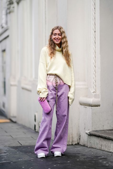 Colored Jeans Outfits, Emili Sindlev, Pastel Outfits, Outfit Ideas Baggy, Tokyo Street Fashion, London Fashion Weeks, Purple Shades, Kick Flare Jeans, Feminine Top