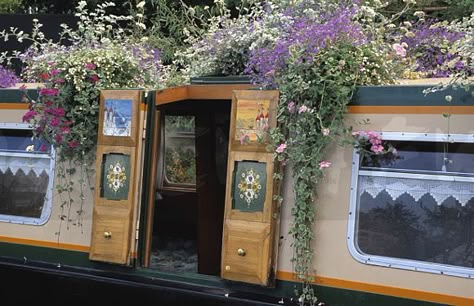 Narrowboat Garden, Plants On Roof, Narrowboat Exterior, Barge Interior, Canal Boat Interior, Narrowboat Interiors, Boat Living, Canal Barge, Boat House Interior