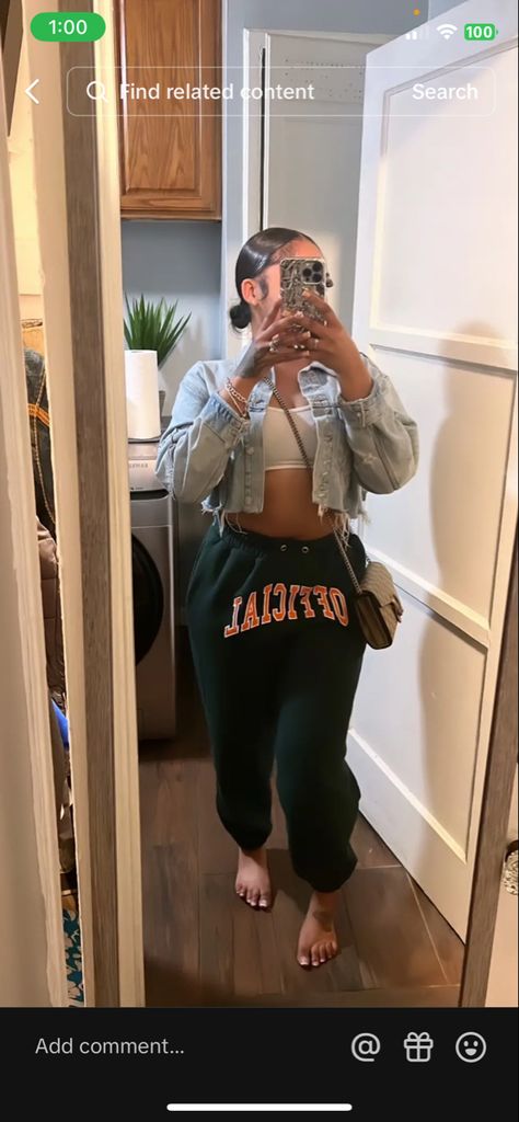 Jogging Pants Outfit Black Women, Sweatpants With Sandals, Comfortable Baddie Outfits, Sweatpants Baddie Outfit, Chill Sweatpants Outfit, Sweat Pants Outfit Black Women, Sweats Outfit Black Women, Cute Sweatpants Outfit Baddie, Baddie Outfits Sweatpants