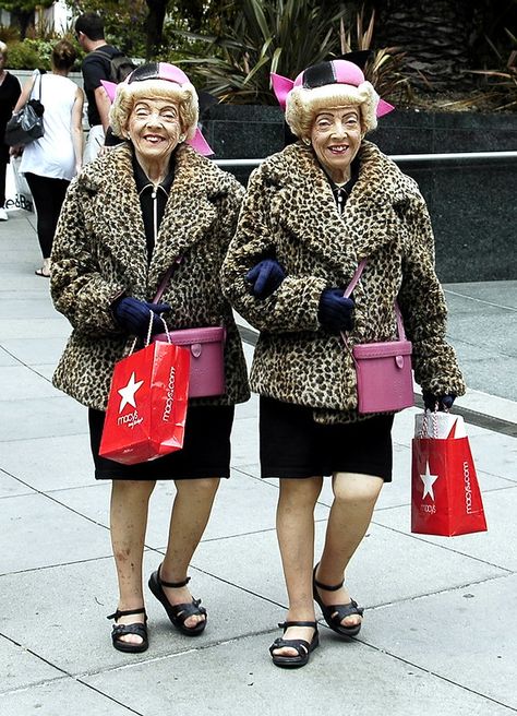 Grandma Besties Pictures, Old Best Friends Pictures, Grandma Best Friends, Besties Pictures, Grandma Aesthetic, Handbag Styles, Grandma Friends, 60 Year Old Woman, Old Granny