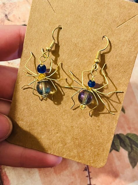 Halloween Earrings Diy, Bead Spider, Halloween Jewelry Diy, Wire Spider, Weaving Diy, Wire Jewelry Earrings, Spider Jewelry, Beaded Spiders, Spider Earrings