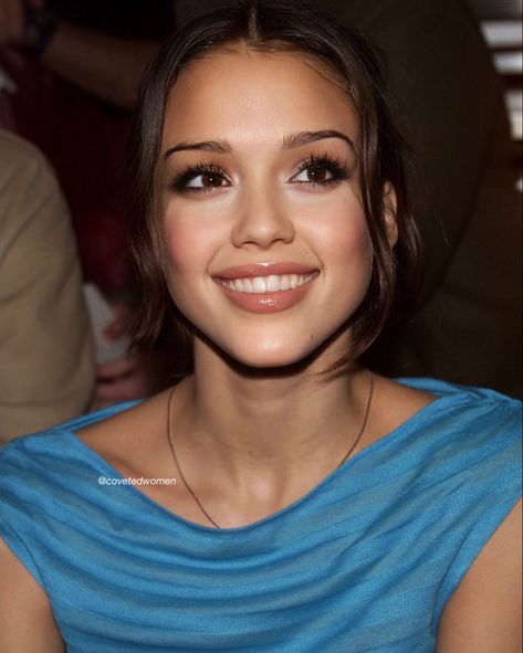 Teeth Inspiration, Jessica Alba 2000s, Jessica Alba Makeup, Amber Rose Style, Young Jessica Alba, Face Art Makeup, Brown Hair Brown Eyes, Anne Hathaway, Jessica Alba