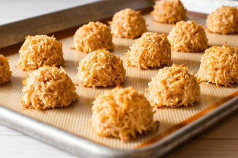 Coconut, caramel, and chocolate, oh my! These are scrumptious little bites of goodness. Easy and fun to make with just a few ingredients. Chocolate and coconut are one of those quintessential food pairings. They just go together. Add caramel and Caramel Coconut Macaroons, Caramel Macaroons, Caramel Coconut, Coconut Bites, Chocolate And Coconut, How To Melt Caramel, Cooking With Coconut Oil, Shortbread Bars, Gluten Free Chocolate Chip