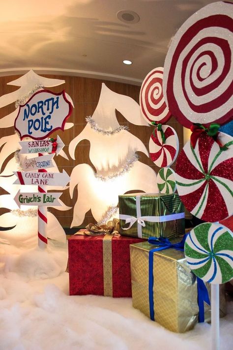 Christmas Parade Floats, Christmas Party Backdrop, Ward Christmas Party, Whoville Christmas, Grinch Christmas Decorations, Fun Christmas Decorations, Christmas Parade, Christmas School, Office Christmas Decorations