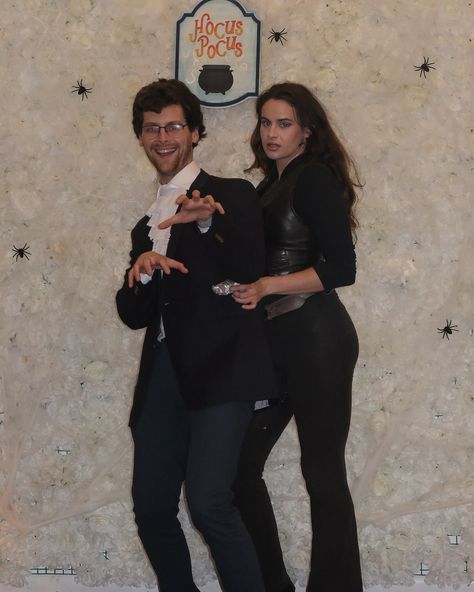 Agent Vanessa Kensington at your service Mr. Powers 🔫🇬🇧 Happy Halloween! 👻🎃 #austinpowers • • • #halloween #couplescoustume #elizabethhurley Vanessa Kensington, Austin Powers, Elizabeth Hurley, Happy Halloween, Halloween